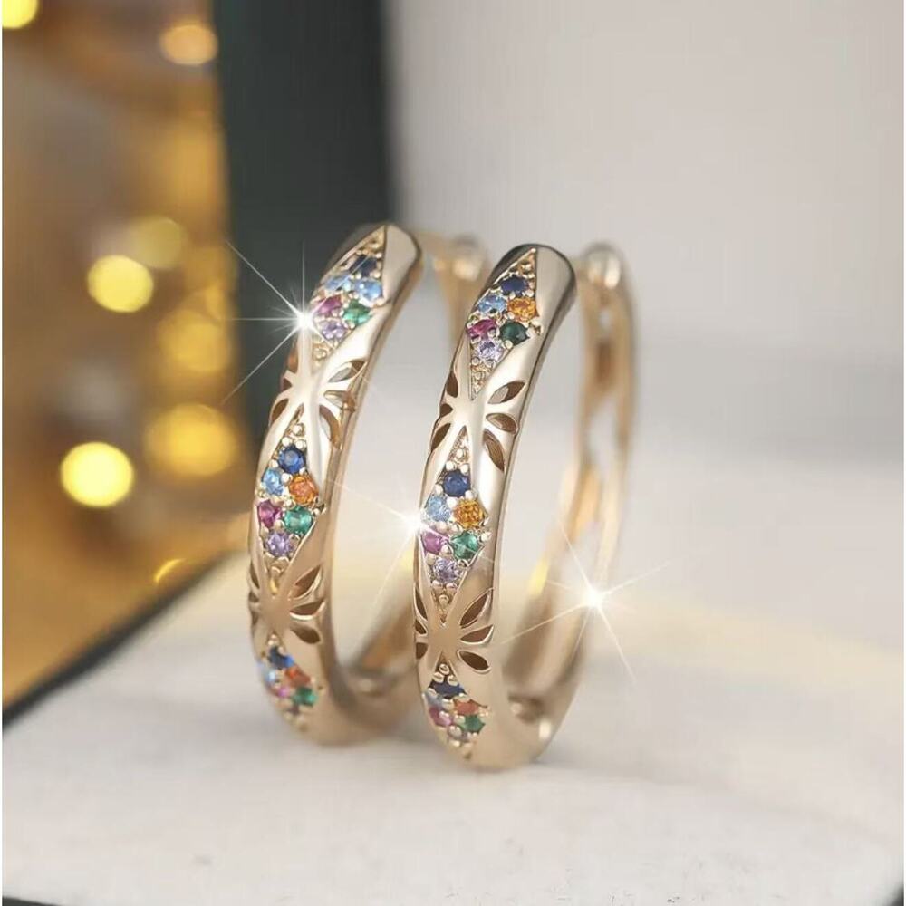 Modern U-dip earrings with a subtle hollow curve pattern.